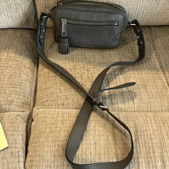 Marc Jacobs adjustable Crossbody gray bag front compartment zipper closures - Picture 2 of 10